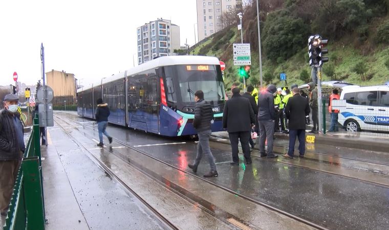 Eyüpsultan'da tramvay yolun karşısına geçmeye çalışan kadına çarptı