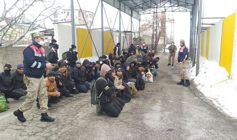 Van'da bir kamyonun kasasından 130 düzensiz göçmen çıktı