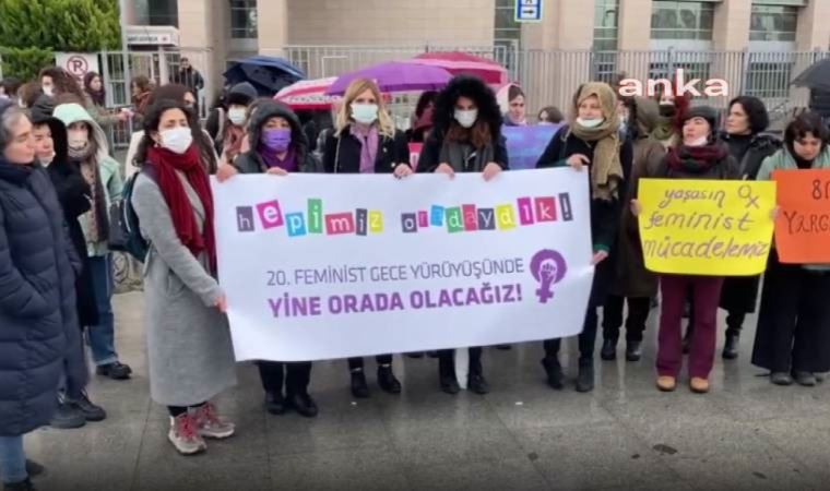 Feminist Gece Yürüyüşü'nde ritme göre zıplayan kadınlar hakim karşısında