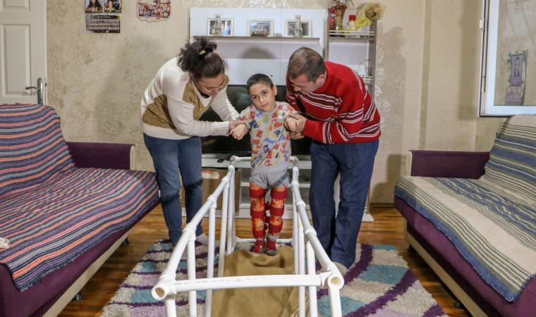 İnşaat işçisi baba oğlu yürüyebilsin diye su borularından düzenek kurdu