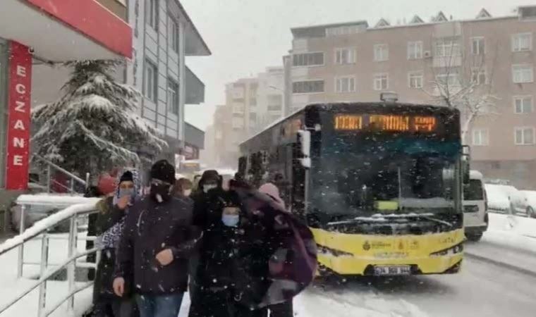 Pendik’te 4 İETT aracı yoğun kar yağışı nedeniyle yolda kaldı (11 Mart 2022) (Video Haber)