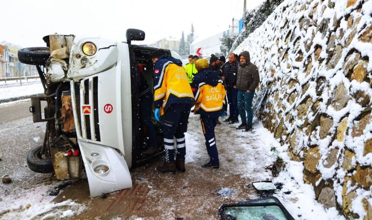 Servis minibüsü devrildi: 3 kadın işçi yaralandı (11 Mart 2022)