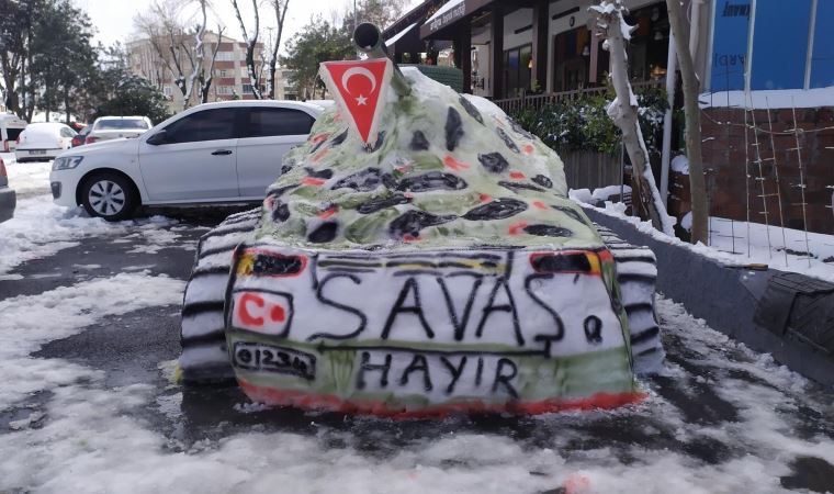 İşçiler, kardan tank yapıp ’savaşa hayır’ dedi