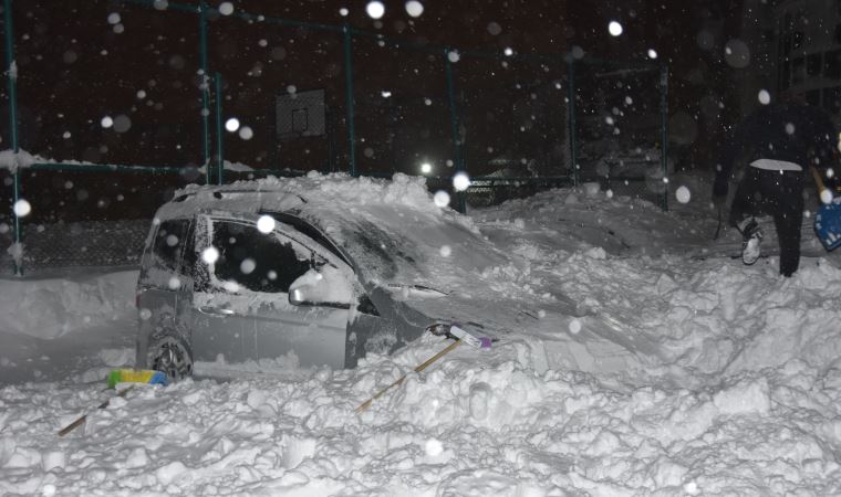 Bitlis'te park halindeki araçların üzerine çığ düştü (12 Mart 2022)