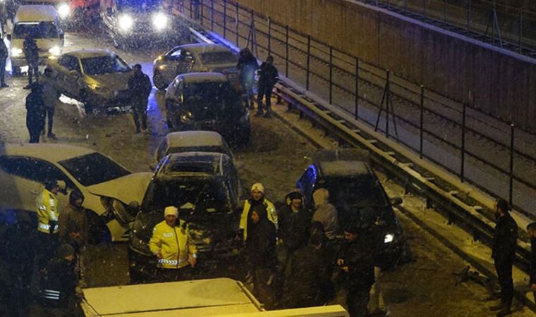 Bursa'da buzlanan yolda 11 araç kazaya karıştı (12 Mart 2022)