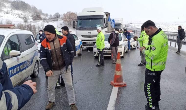 Eskişehir'de öğrenci ve öğretmenleri taşıyan minibüs kamyona çarptı: 16 kişi yaralandı