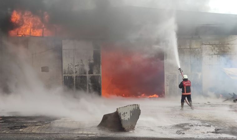 Şanlıurfa’da sünger atölyesi, alev alev yandı (12 Mart 2022)