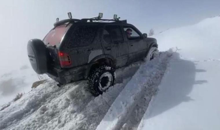 Aksaray'da araçları kara saplanınca mahsur kalan 3 paraşütçü kurtarıldı