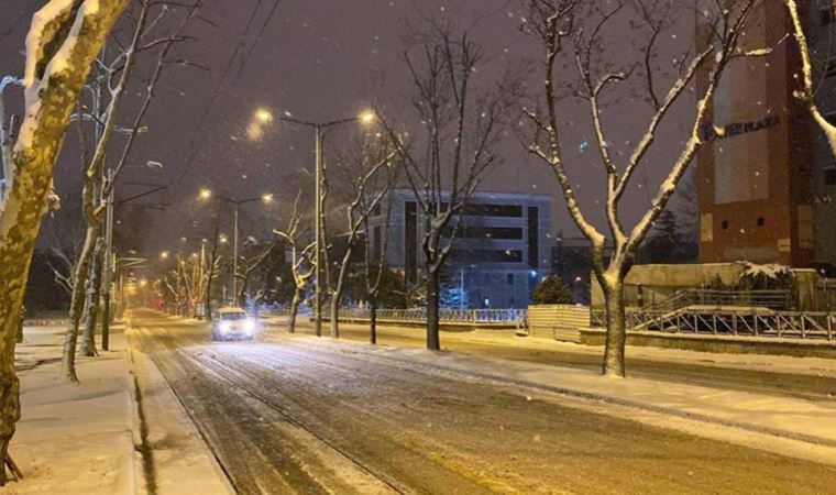 Bursa'da kar kalınlığı 14 santimetreyi buldu (13 Mart 2022)