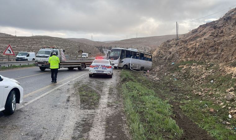 Fabrika işçilerini taşıyan servis devrildi: 15 yaralı (14 Mart 2022)