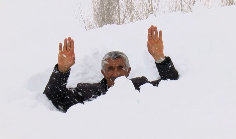 Muş'ta bir köy kara gömüldü; evlerden tünellerle çıkıyorlar