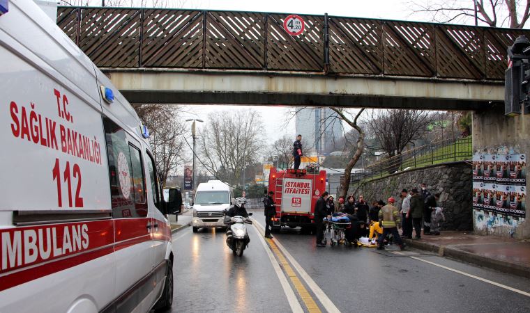 Şişli'de üst geçitten düştü; ilk müdahaleyi yoldan geçen doktor yaptı (17 Mart 2022)