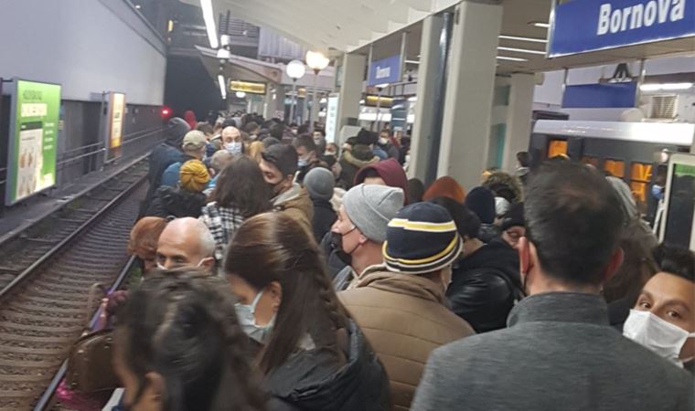 İzmir'de metro arızası: Seferler gecikmeli olarak yapılıyor