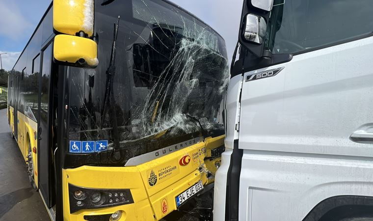 Sancaktepe'de ters yöne giren TIR İETT otobüsüyle kafa kafaya çarpıştı (18 Mart 2022)