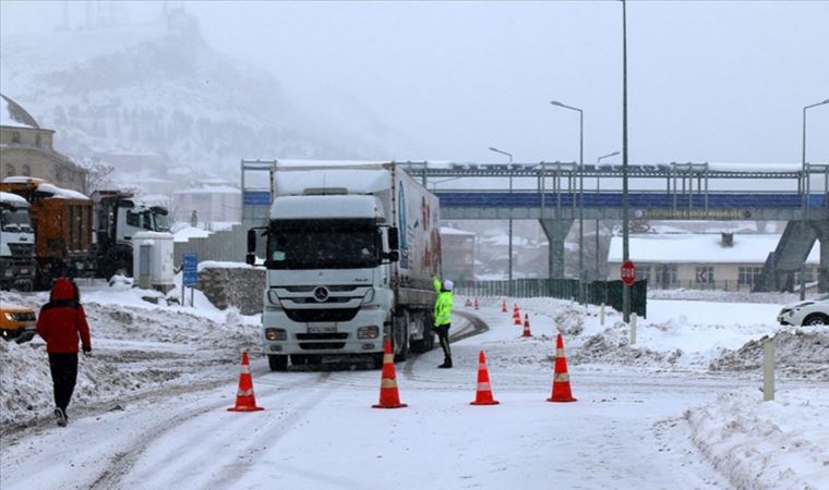 Antalya-Konya kara yolu kar nedeniyle TIR geçişlerine kapatıldı