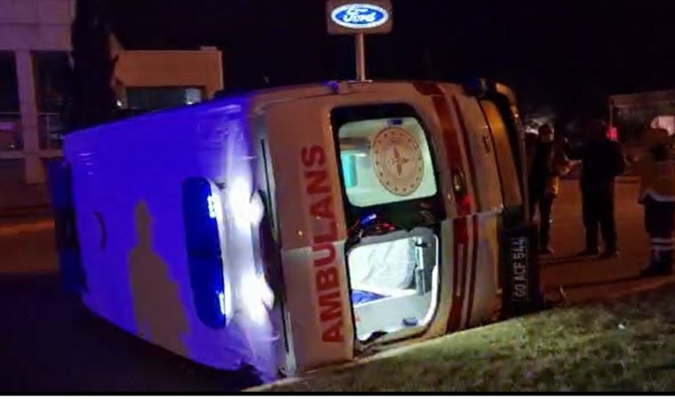 Tokat’ta ambulansla otomobil çarpıştı: 3 sağlıkçı yaralandı