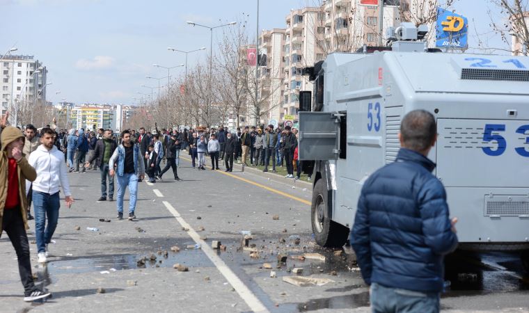 Diyarbakır'da Nevruz kutlamaları: Polis çok sayıda kişiyi gözaltına aldı