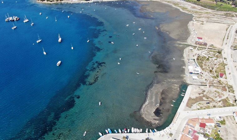 İzmir’de korkutan görüntü: Çekilen deniz havadan görüntülendi (22 Mart 2022)