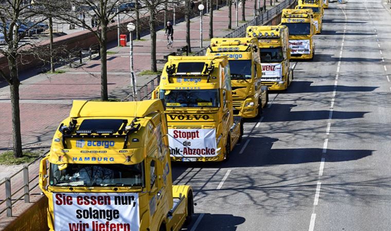 Almanya'da artan akaryakıt fiyatlarını protesto eden kamyon şoförlerine 