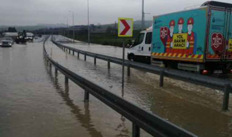 İstanbul'da İSKİ borusu patladı, göle dönen yol trafiğe kapandı