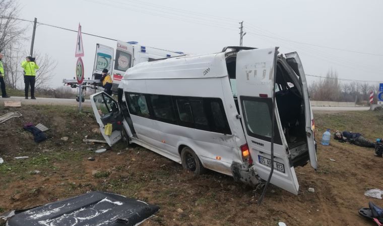 Tarım işçilerini taşıyan minibüs devrildi: 17 yaralı