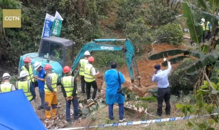 Çin'de düşen uçağın motor ve türbin parçaları bulundu