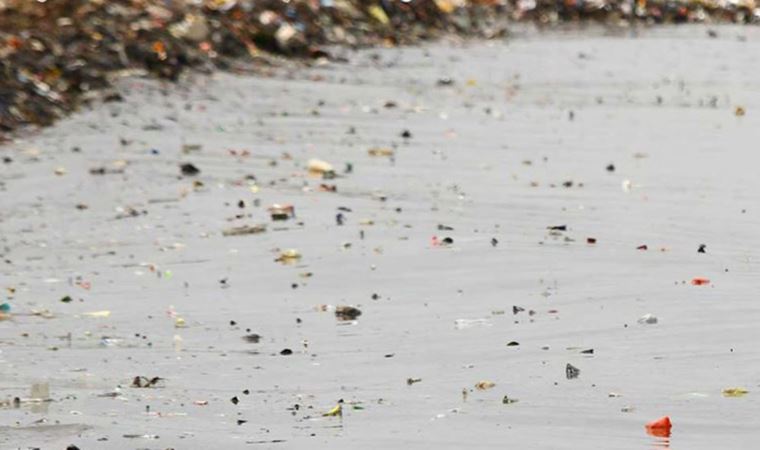 Pet şişeyle içilen suyun zararı: İnsan kanında mikroplastik tespit edildi