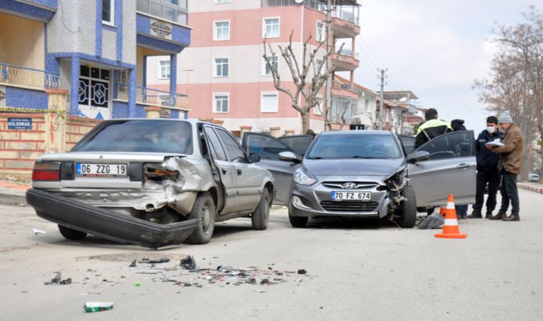 Çalıntı araçla kaza yaptılar, yaya olarak kaçtılar