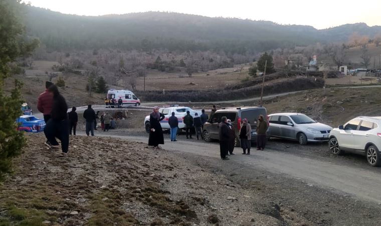 Devrilen traktörün altında kalan sürücü öldü, oğlu yaralandı