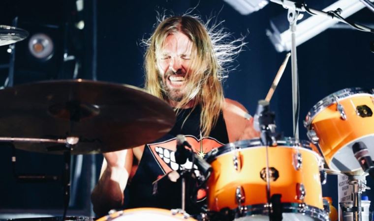 Foo Fighters'ın davulcusu Taylor Hawkins yaşamını yitirdi