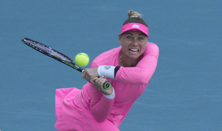 Rus Tenisçi Vera Zvonareva 'savaşa hayır'  yazılı şapkasıyla maça çıktı