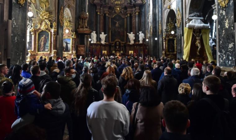 Lviv'de halk Rusya'nın saldırıları sonrası kiliseleri doldurdu