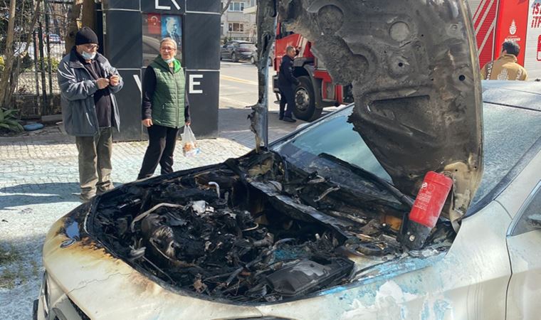 Kadıköy'de seyir halindeki araç alev aldı