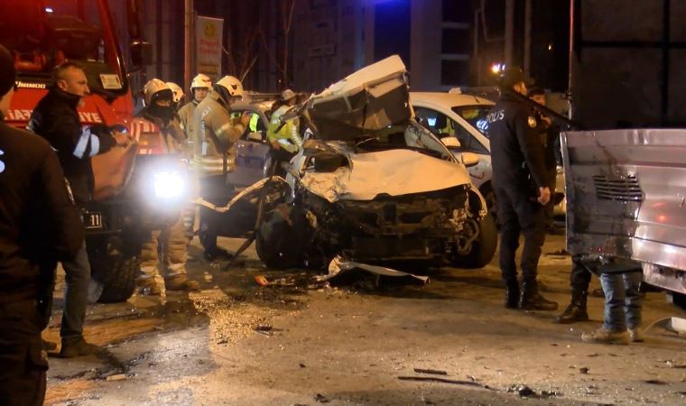 Kadıköy'de lastiği patlayan otomobil zincirleme kazaya yol açtı: 1 ölü, 1 yaralı