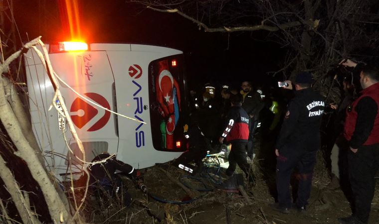 Erzincan- Erzurum karayolunda yolcu otobüsü şarampole devrildi: 2 ölü, 33 yaralı