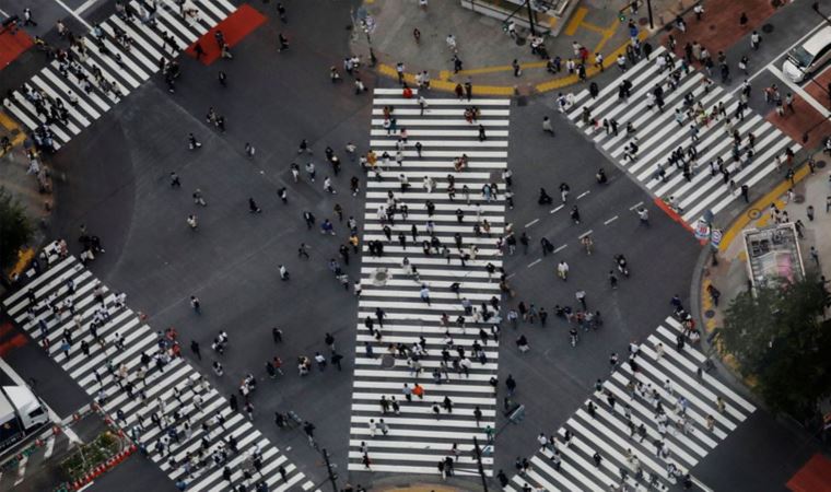 Japonya'da intihar eden kişi yayanın üzerine düştü