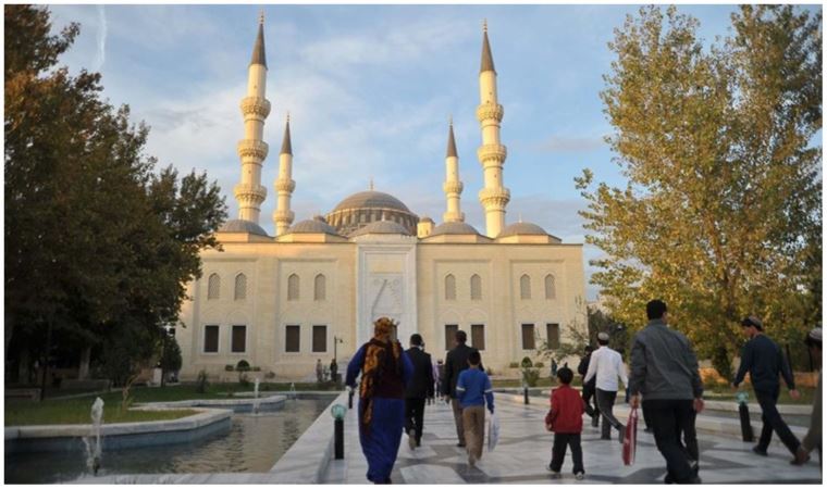 Türkmenistan’da Kovid-19 nedeniyle cemaatle ibadete kapatılan camiler yeniden açıldı