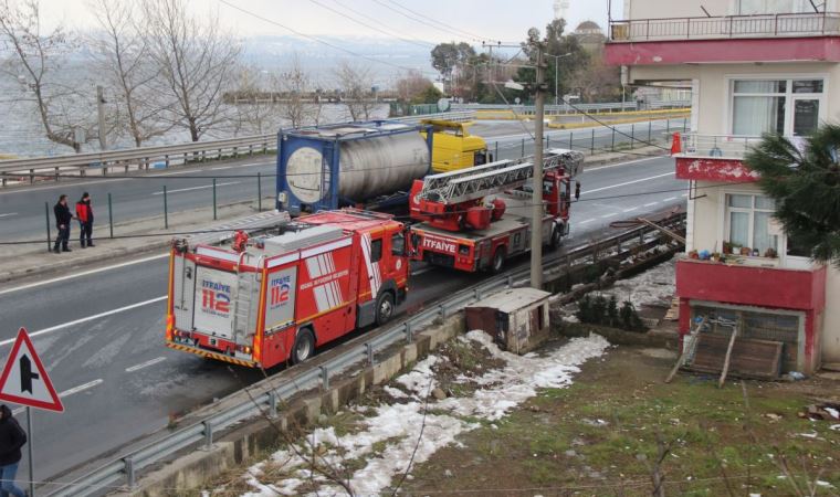 Kocaeli'de apartmanın çatısı tadilat sırasında çıkan yangında hasar gördü