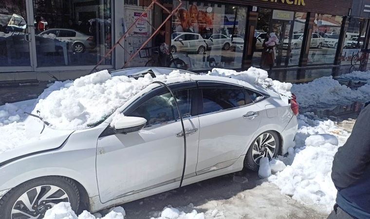 Çatıdan üzerlerine kar yığını düşen 4 araç hasar gördü