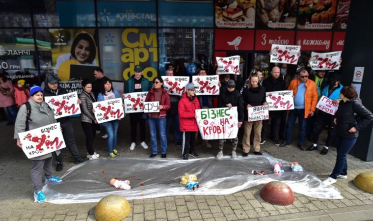 Ukraynalılar Fransız market zincirini protesto etti