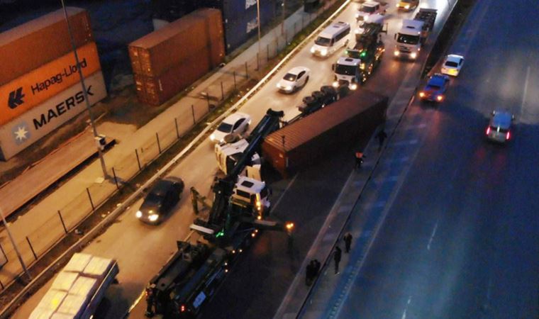 Beylikdüzü’nde kağıt yüklü TIR devrildi: 1 yaralı