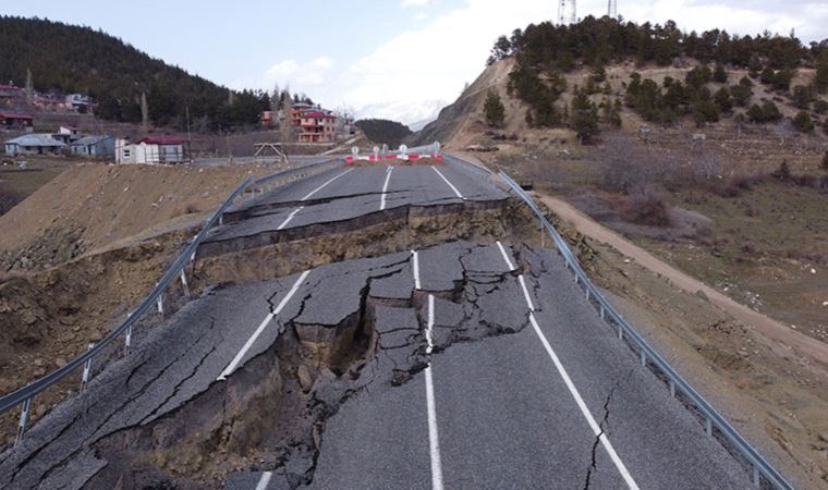 Adana'da asfalt çöktü: Yol ulaşıma kapatıldı