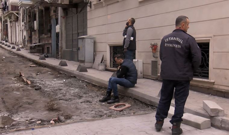 İstanbul'da yolda yürüyen kişinin ayağına demir saplandı