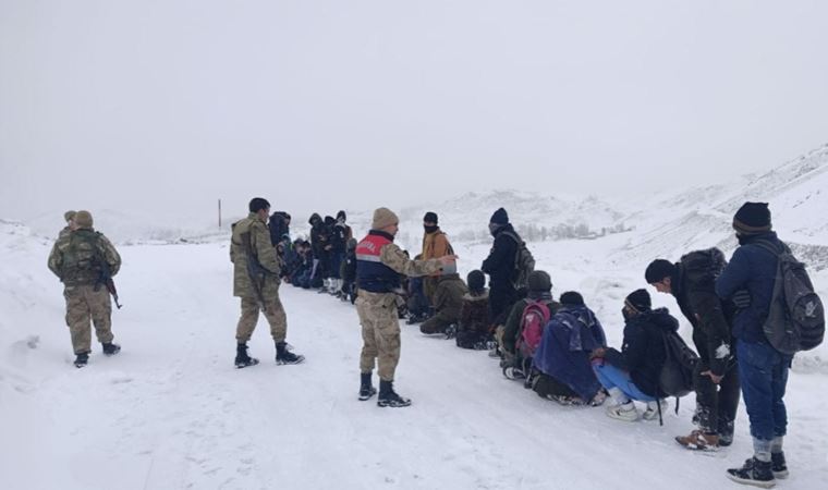 ‘Dur’ ihtarına uymayan minibüslerde 125 göçmen yakalandı