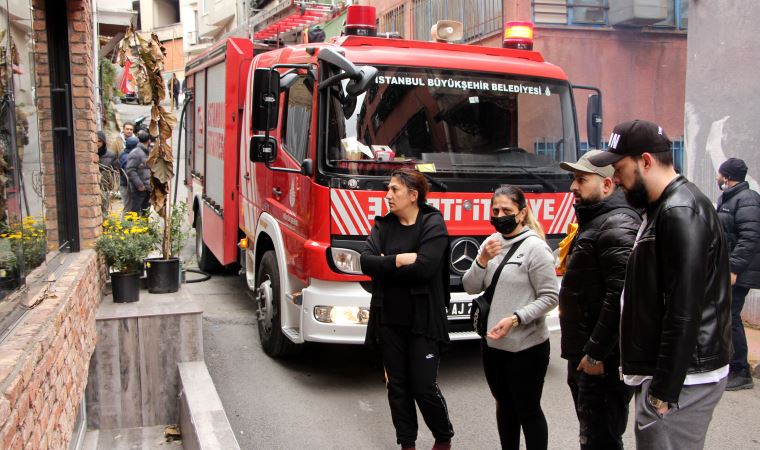 Beyoğlu'nda apart otelde çıkan yangın, müşterileri sokağa döktü