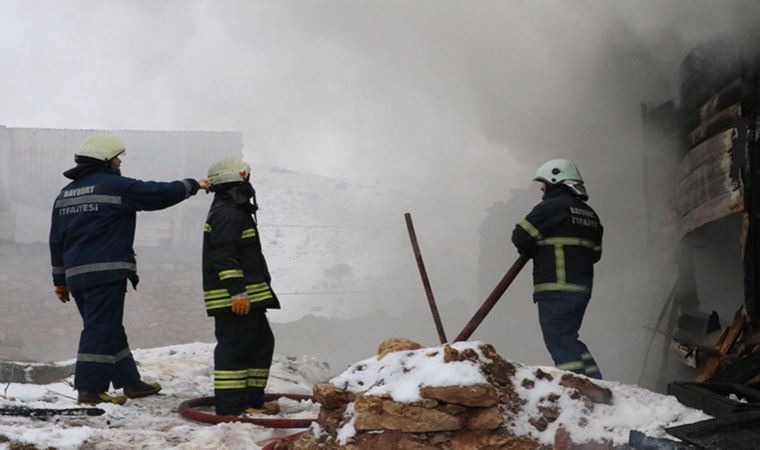 Bayburt'ta korkutan yangın: 1 çocuk yaralandı, 3 ev kullanılmaz hale geldi