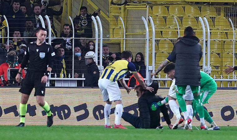 Fenerbahçe - Trabzonspor maçında taraftar, Zorbay Küçük'e saldırmaya çalıştı