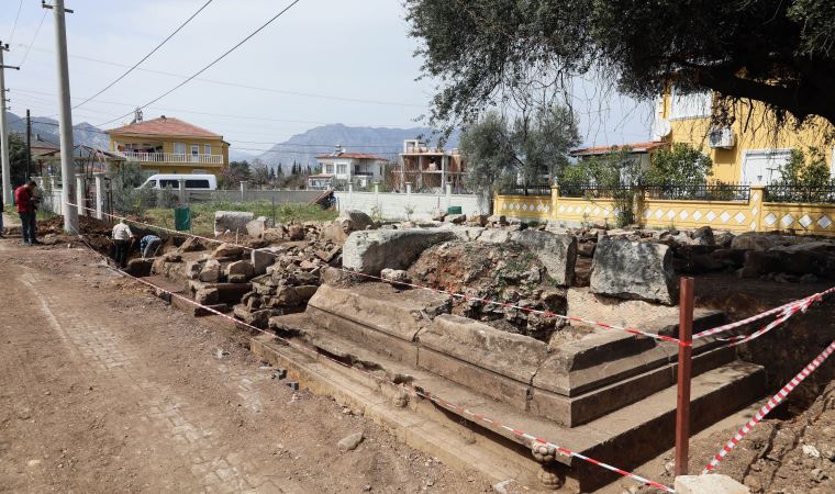 Antalya'da yola bitişik arsada Roma mezarlığı bulundu (01 Nisan 2022)