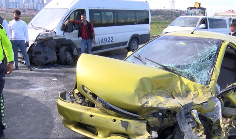 İstanbul’da minibüs ile otomobil kafa kafaya çarpıştı: 2 yaralı