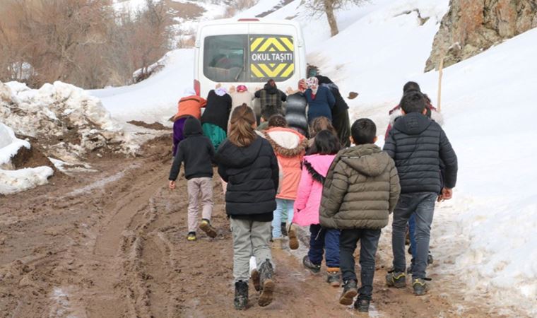 Hakkari Yüksekova'da çile dolu okul yolu